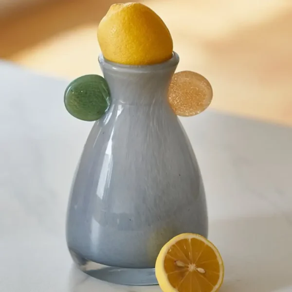 Décorer vase avec style : verre soufflé gris orné d’éléments ronds en verre vert et ambre, design ludique et contemporain.