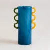 grand vase bleu en verre soufflé avec poignées jaune et verte – collection Ondes Ludiques