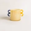 petit vase beige en verre soufflé avec poignées bleue et jaune – collection Ondes Ludiques