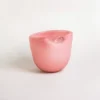 Vase déco design aux courbes élégantes et finition satinée, posé sur une console contemporaine.