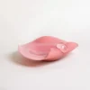 Ambiance raffinée avec un vase déco design rose, parfait pour sublimer un coin salon ou une chambre.