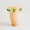 Grands vases en verre soufflé avec perles décoratives vertes, idéals pour une décoration intérieure artistique et audacieuse.
