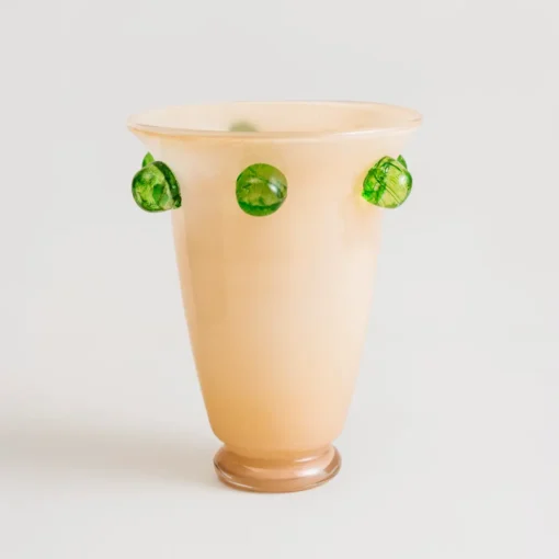 Grands vases en verre soufflé avec perles décoratives vertes, idéals pour une décoration intérieure artistique et audacieuse.