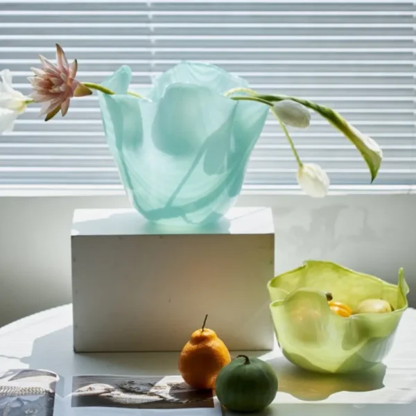 Composition élégante avec un vase art déco ondulé bleu clair et un bol assorti, parfait pour une décoration de table moderne.