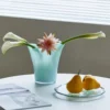 Élégant vase pour fleurs en verre idéal pour des compositions florales raffinées