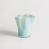 Vase pour fleurs en verre soufflé bleu avec design ondulé et style contemporain