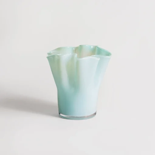 Vase pour fleurs en verre soufflé bleu avec design ondulé et style contemporain