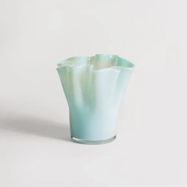 Vase pour fleurs en verre soufflé bleu avec design ondulé et style contemporain
