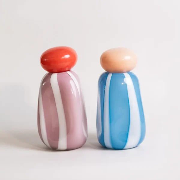 Ensemble de vases rayés rose et bleu, parfaits pour une décoration intérieure graphique et contemporaine.