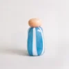 Vase rayé bleu avec bouchon beige posé à la verticale, combinant design scandinave et fonctionnalité.